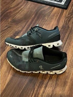 On Running Cloud Woman’s Running Shoes in Dark Gray/Black